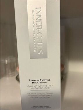 Essential Purifying Milk Cleanser — White